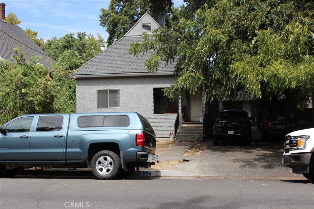 824 W 1st Street Property Photo 1