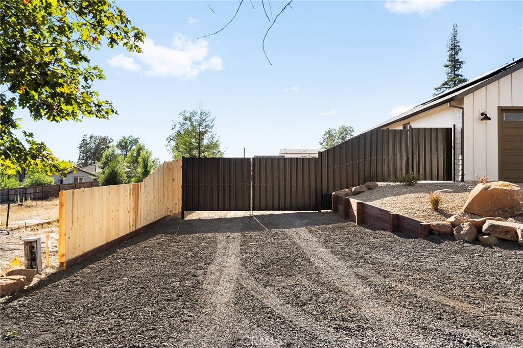 5865 Yorkshire Property Photo 43