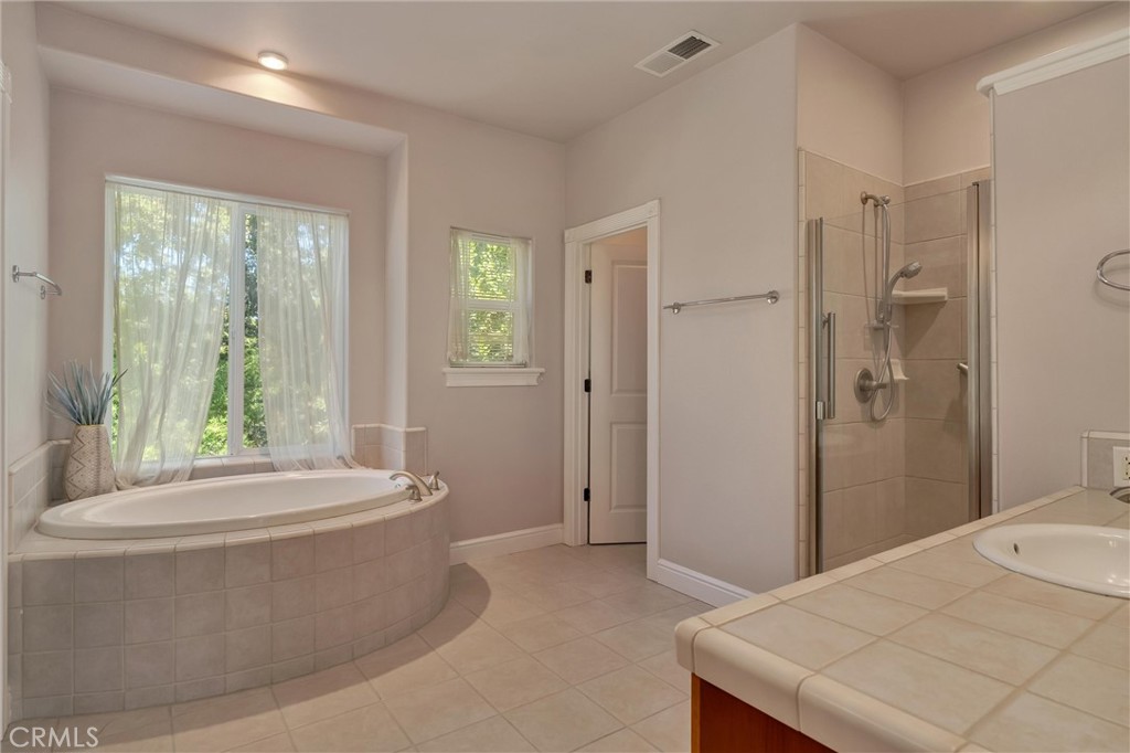 122 Secluded Oaks Court Property Photo 7