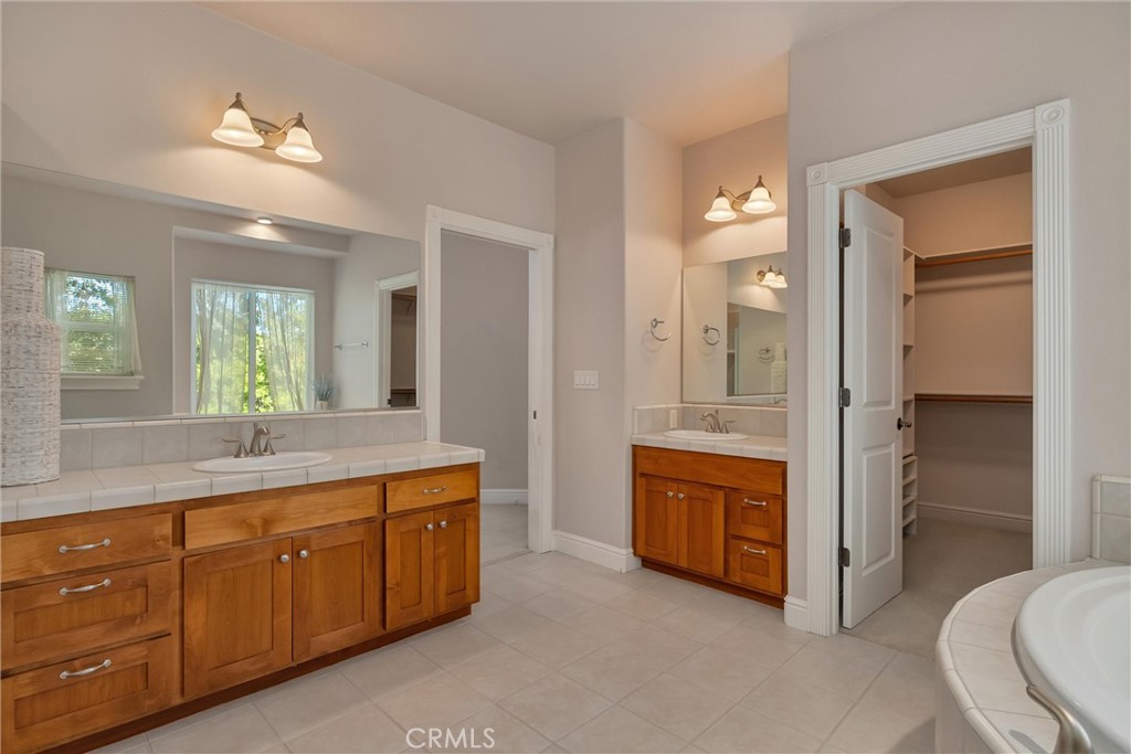 122 Secluded Oaks Court Property Photo 26