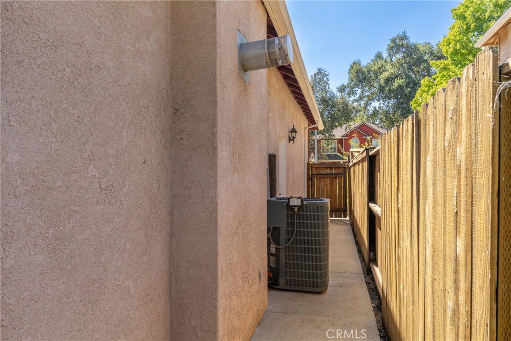 122 Secluded Oaks Court Property Photo 47