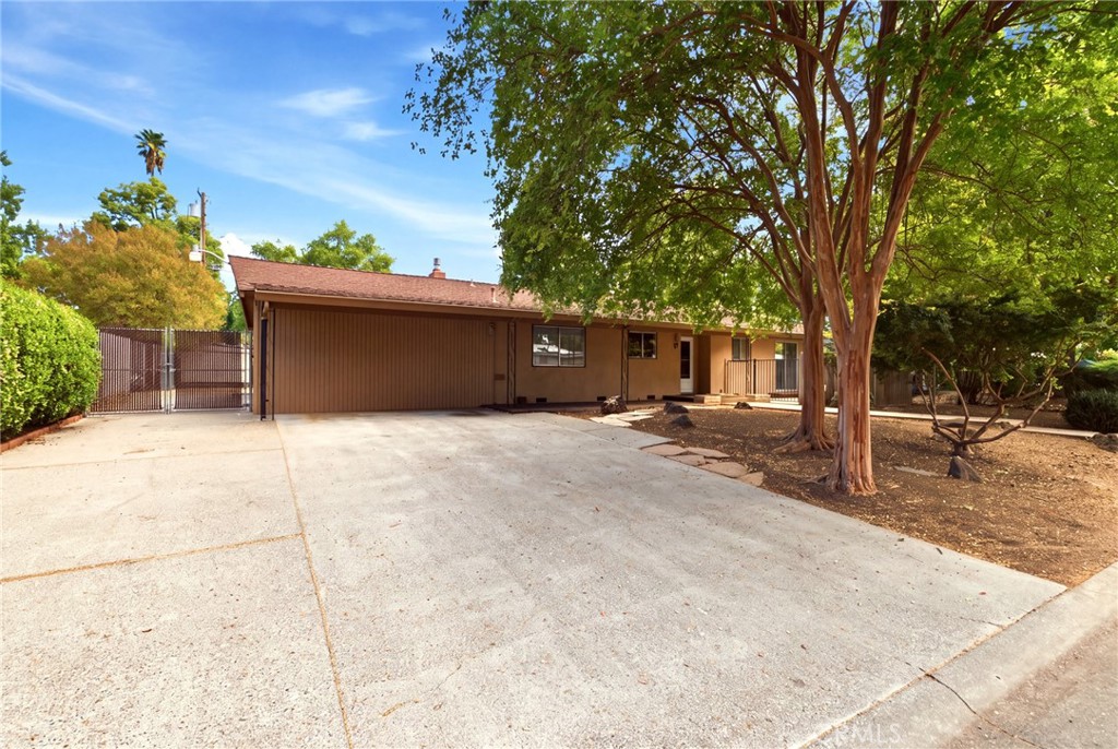 33 Lawnwood Drive Property Photo 2