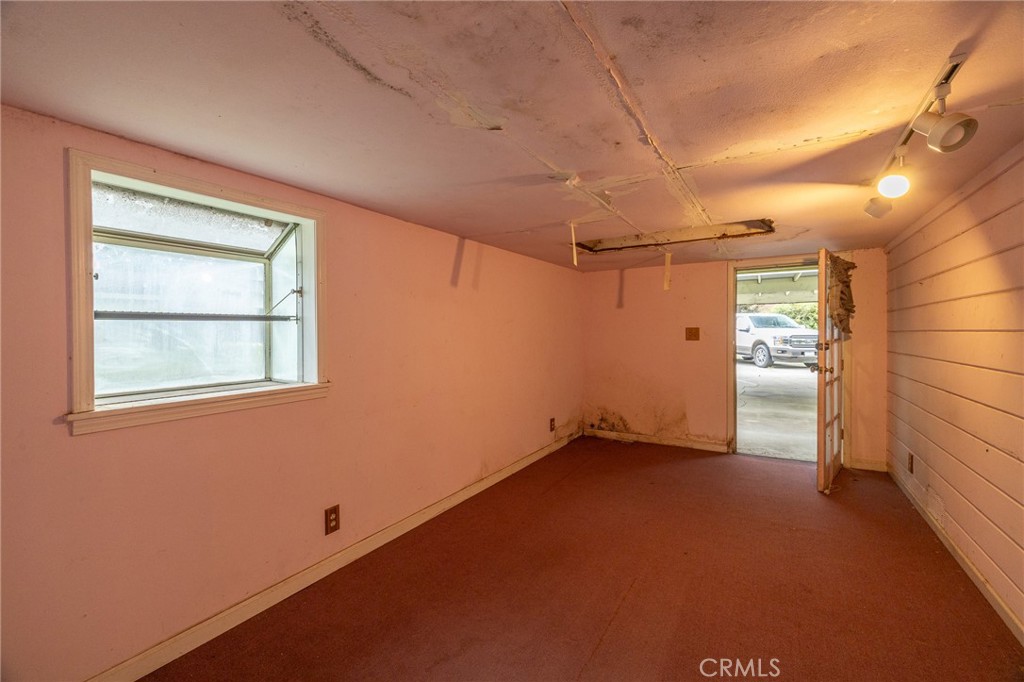 910 W 12th Avenue Property Photo 12