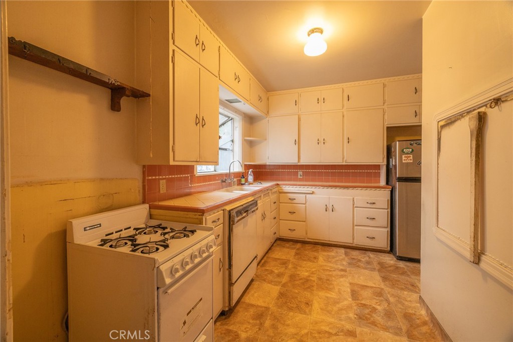 910 W 12th Avenue Property Photo 16