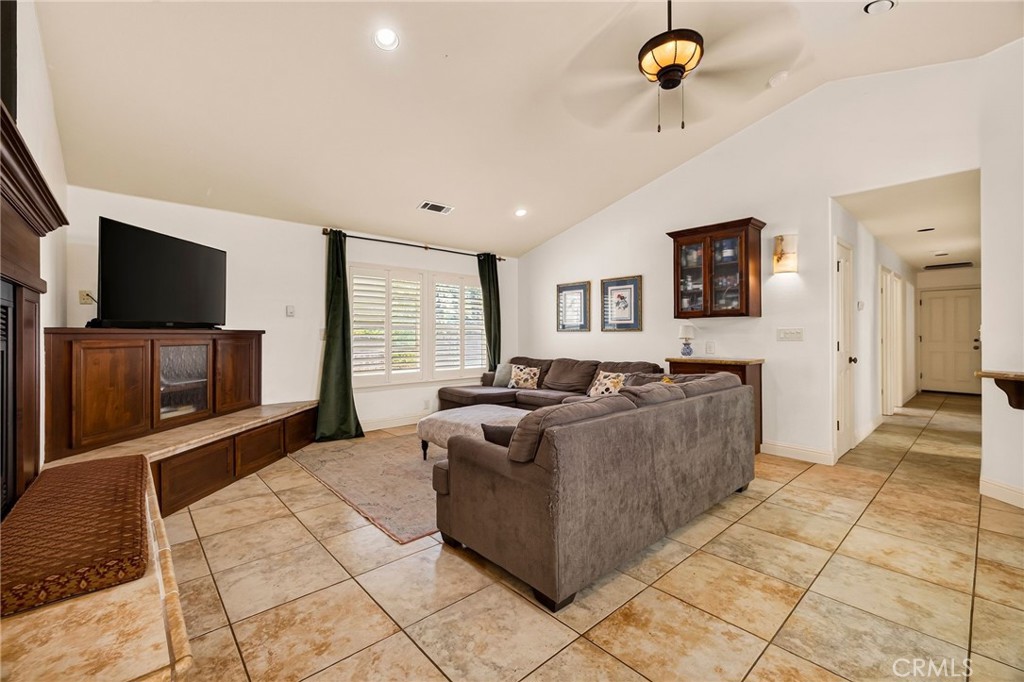 942 12th Property Photo 12