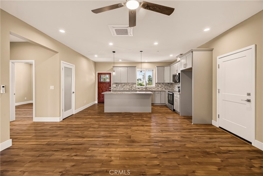 1439 Powell Property Photo 13