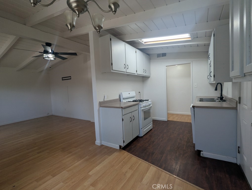 613 S Murdock Property Photo 9