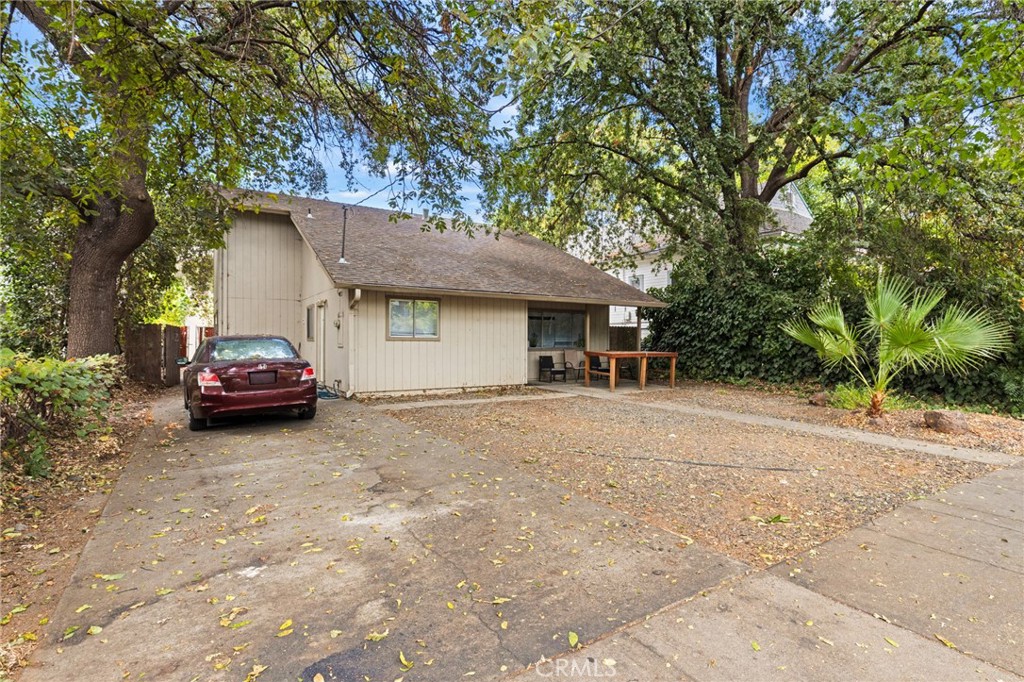 818 W 1st Street Property Photo 1