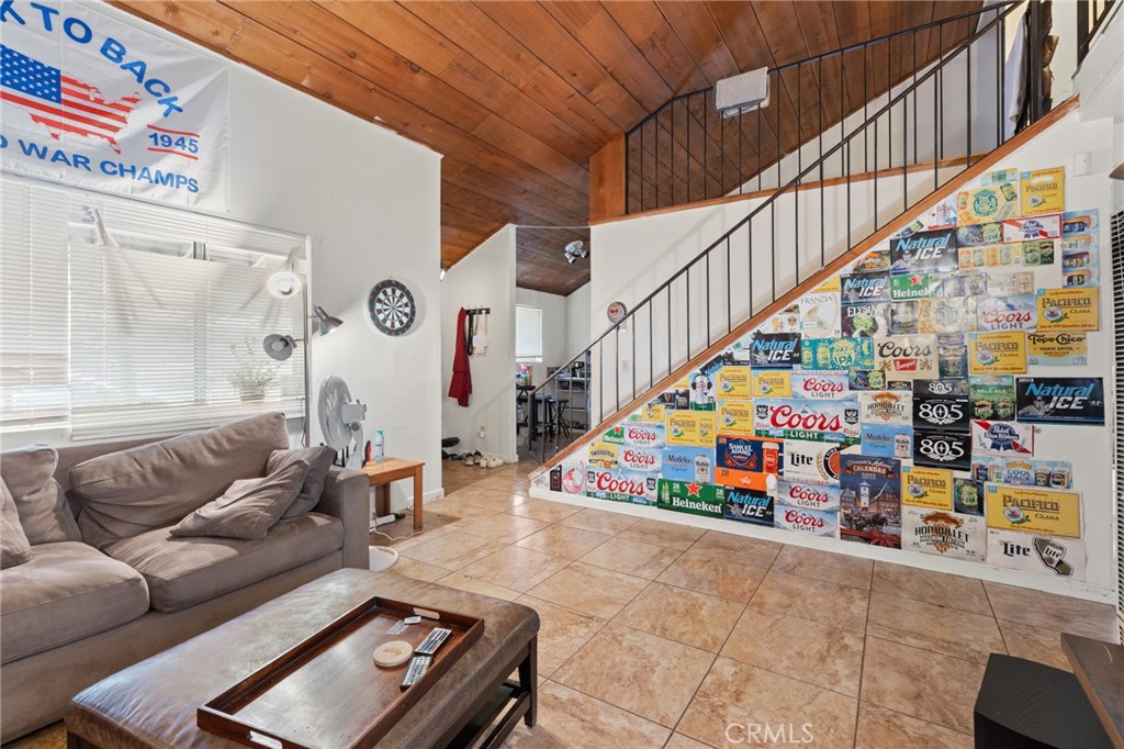 818 W 1st Street Property Photo 4