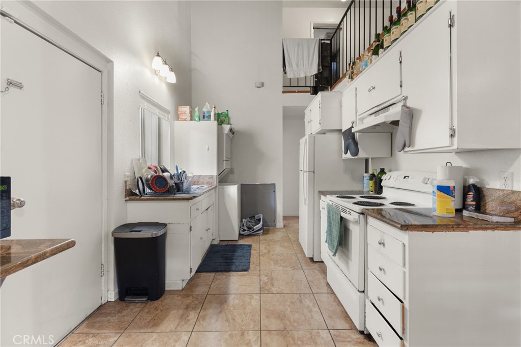 818 W 1st Street Property Photo 5