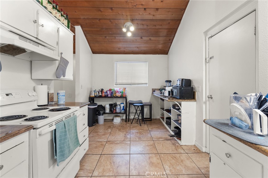 818 W 1st Street Property Photo 6