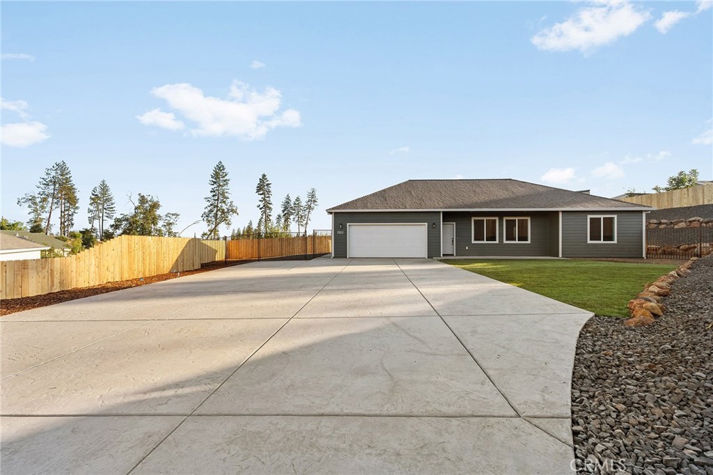 5811 Golden Oaks Road Property Photo 2