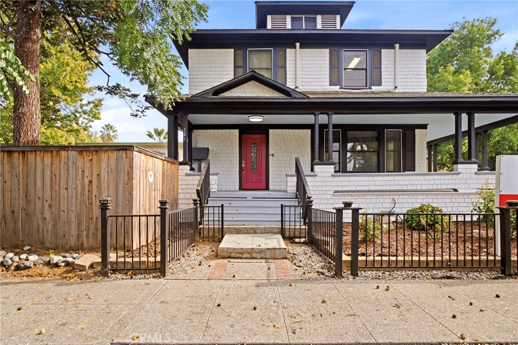 121 W 1st Property Photo 1