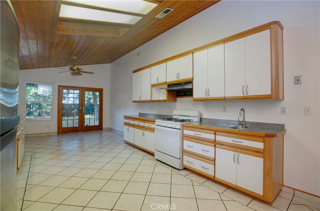 913 Arbutus Property Photo 3
