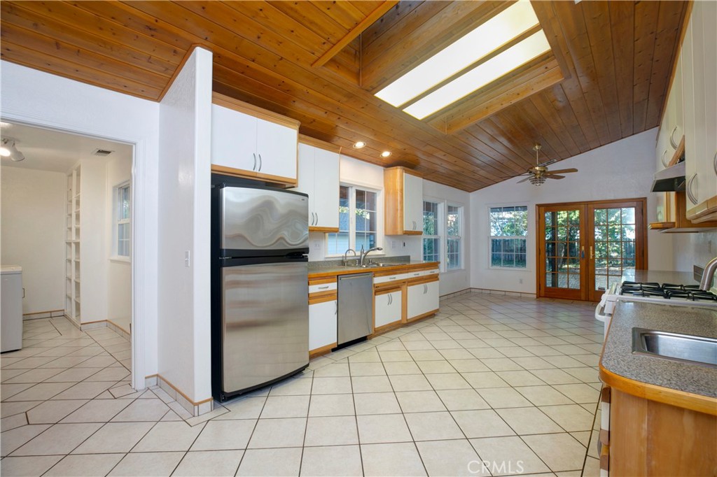 913 Arbutus Property Photo 21