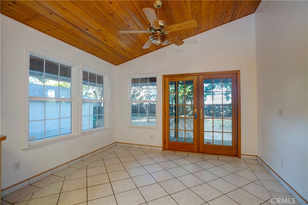 913 Arbutus Property Photo 22