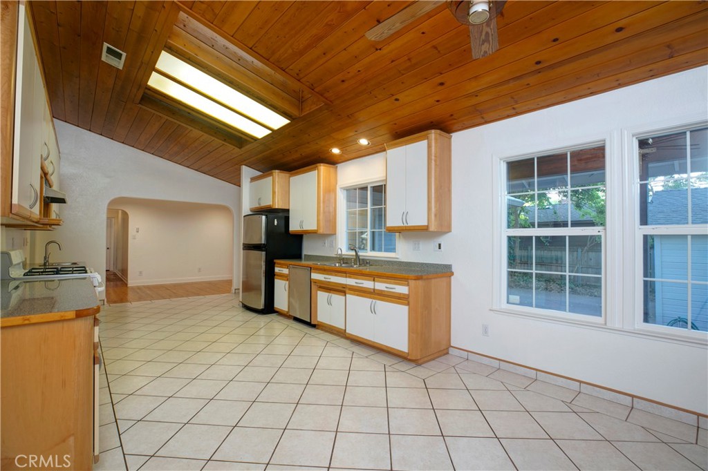 913 Arbutus Property Photo 23