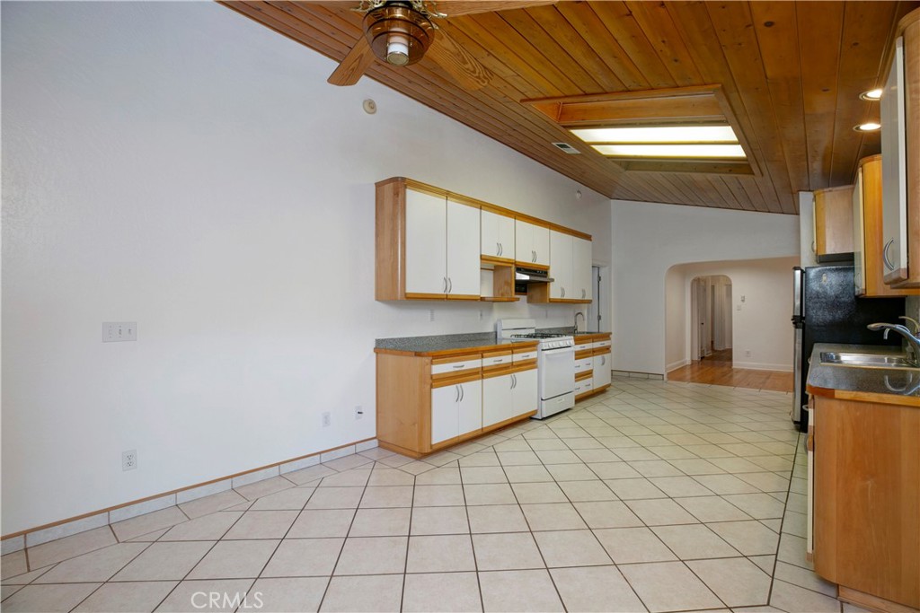 913 Arbutus Property Photo 24
