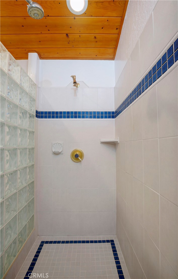 913 Arbutus Property Photo 29
