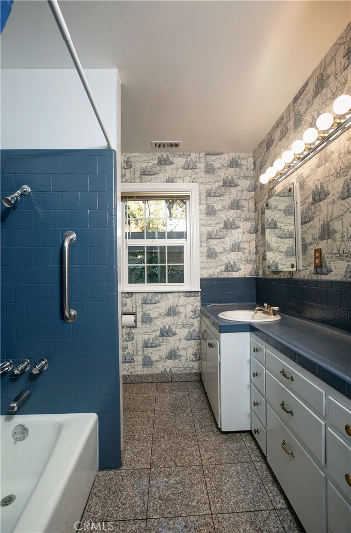 913 Arbutus Property Photo 32