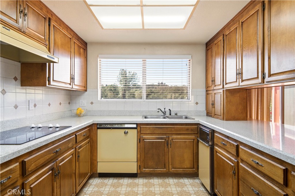 60 Glenview Way Property Photo 5