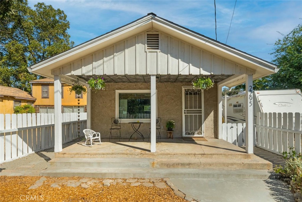 2295 Laurel Street Property Photo 1