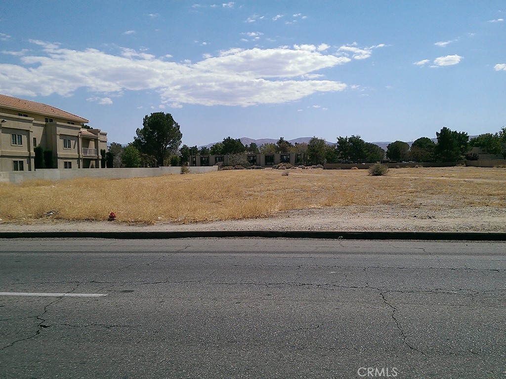 32 Street E Palmdale Blvd. Property Photo 6