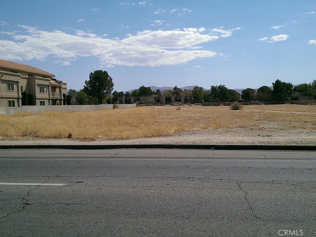32 Street E Palmdale Blvd. Property Photo 7