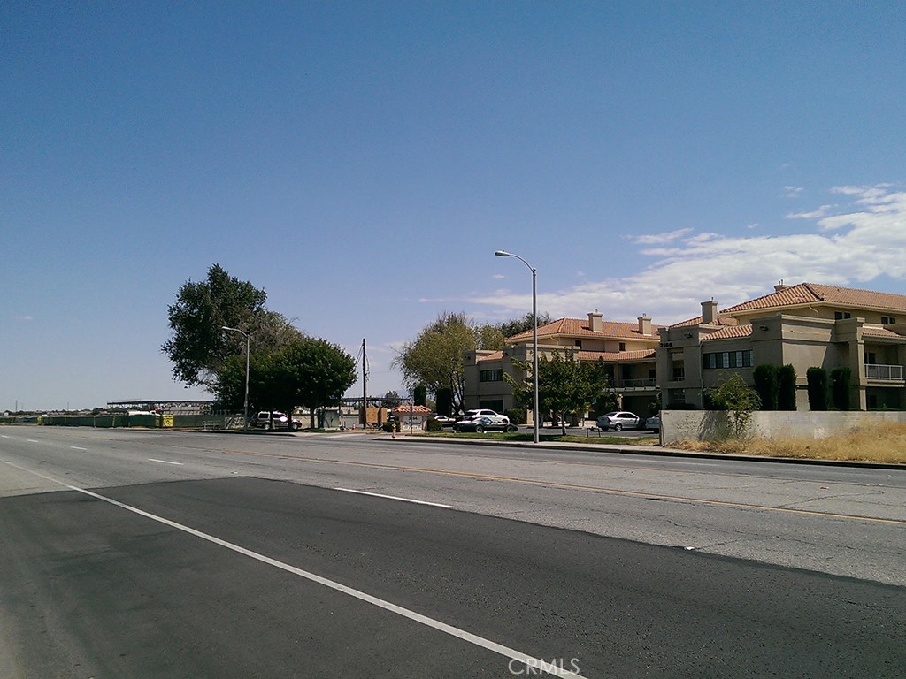 32 Street E Palmdale Blvd. Property Photo 9