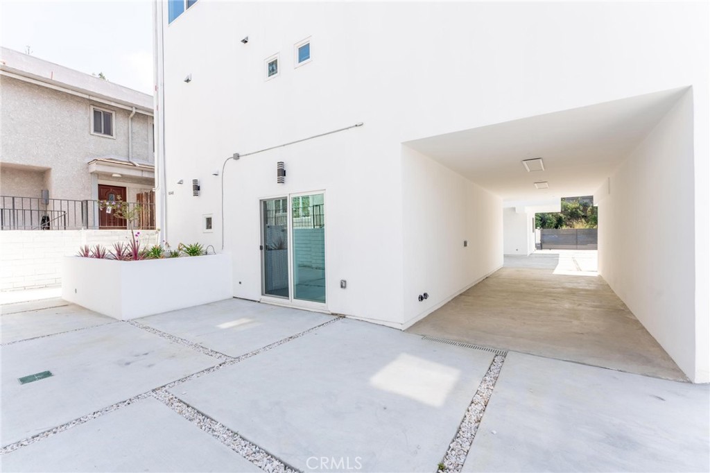 6845 Haskell Avenue Property Photo 7