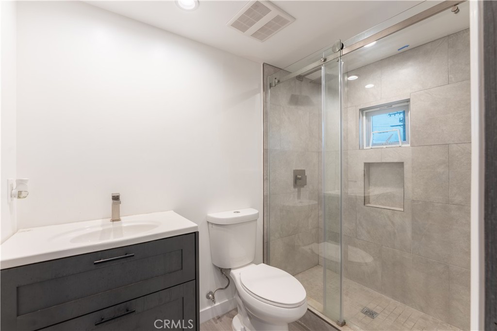 6845 Haskell Avenue Property Photo 9