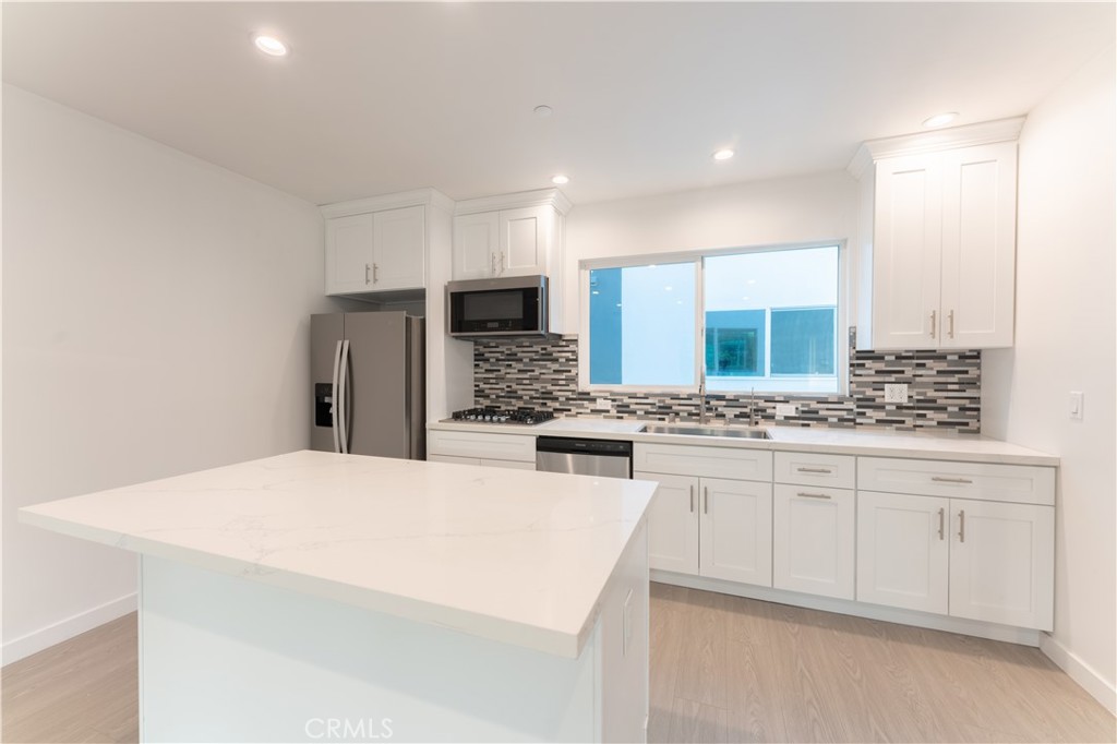 6845 Haskell Avenue Property Photo 10