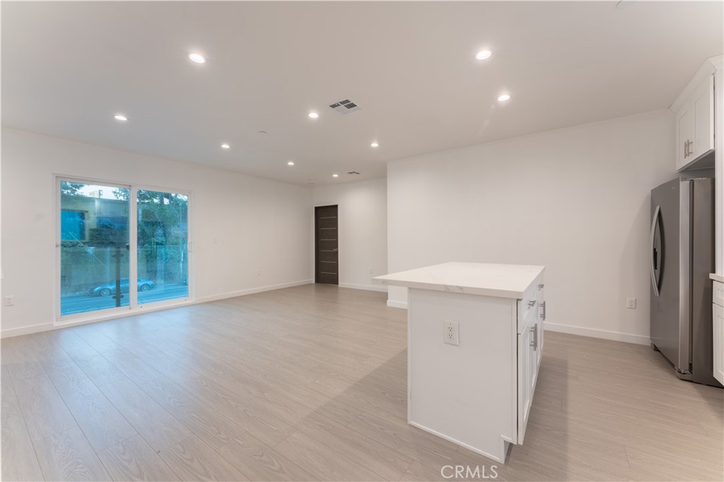 6845 Haskell Avenue Property Photo 11