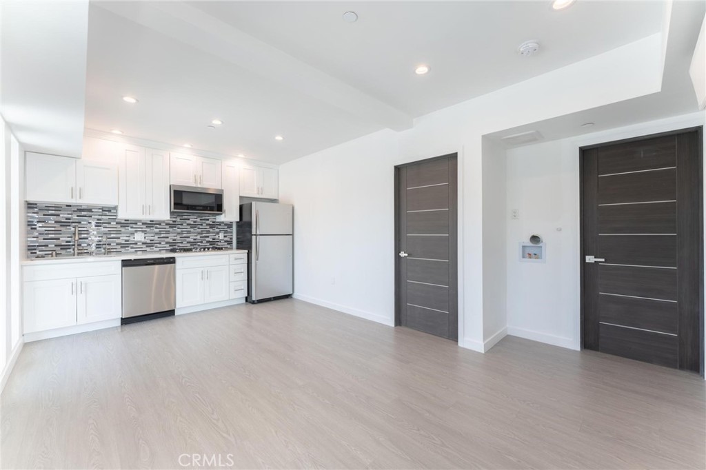 6845 Haskell Avenue Property Photo 13