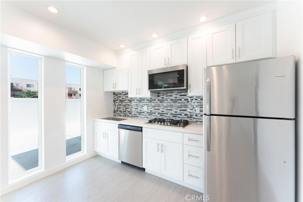 6845 Haskell Avenue Property Photo 15