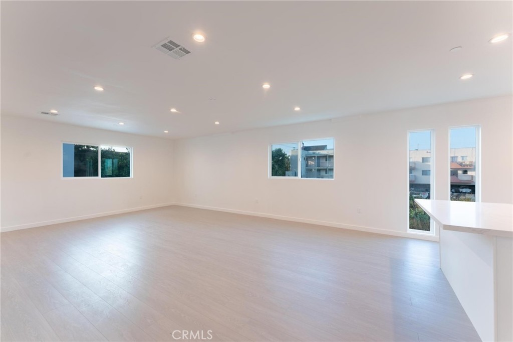 6845 Haskell Avenue Property Photo 21