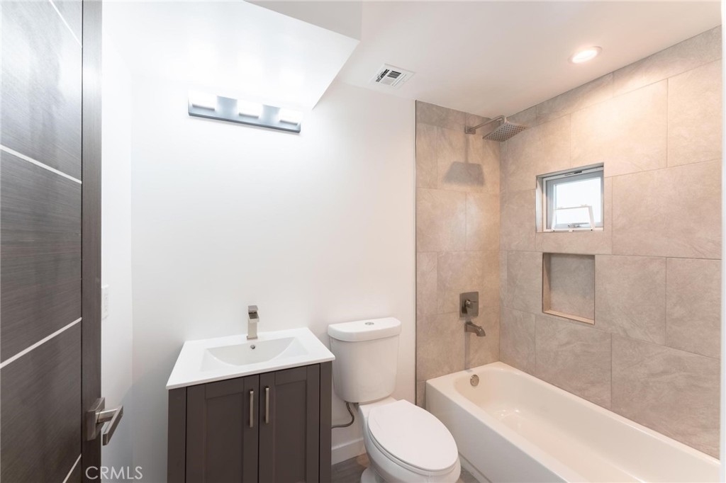 6845 Haskell Avenue Property Photo 24