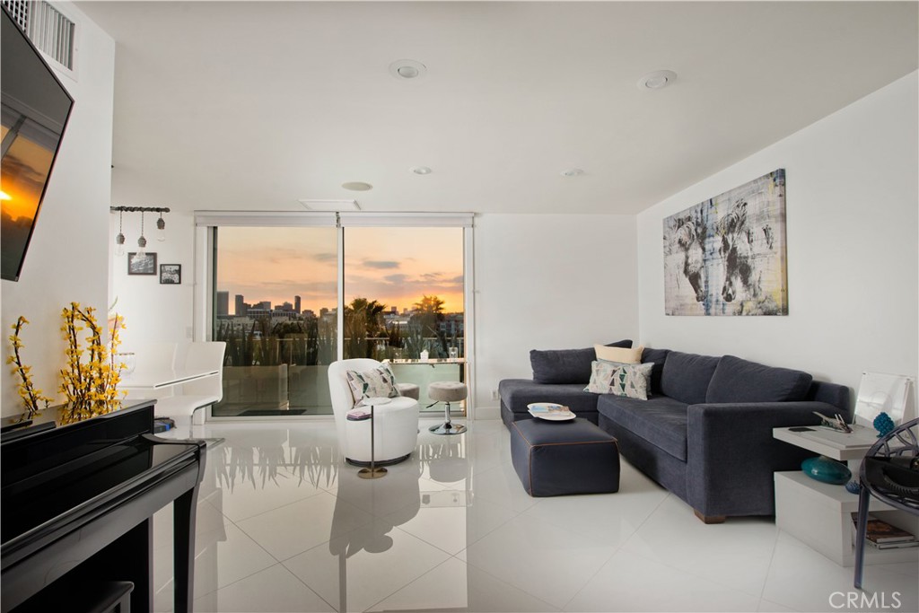 100 S Doheny Drive 823 Property Photo 1
