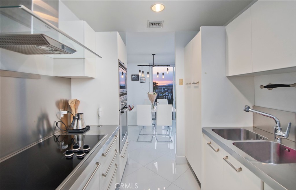 100 S Doheny Drive 823 Property Photo 6