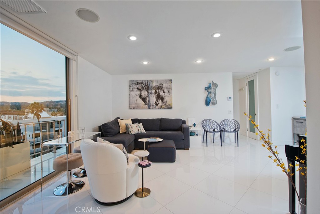 100 S Doheny Drive 823 Property Photo 9
