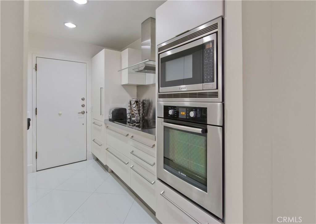 100 S Doheny Drive 823 Property Photo 12