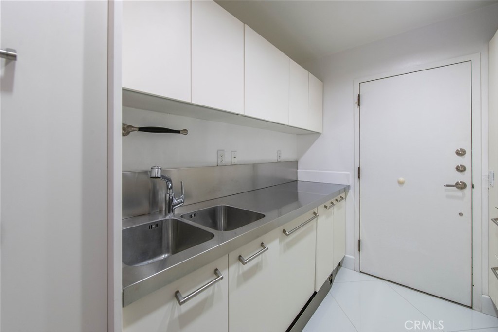 100 S Doheny Drive 823 Property Photo 13