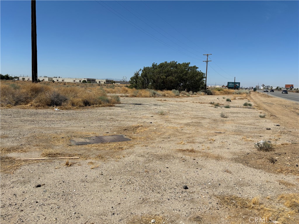 39227 Sierra Highway Property Photo 2