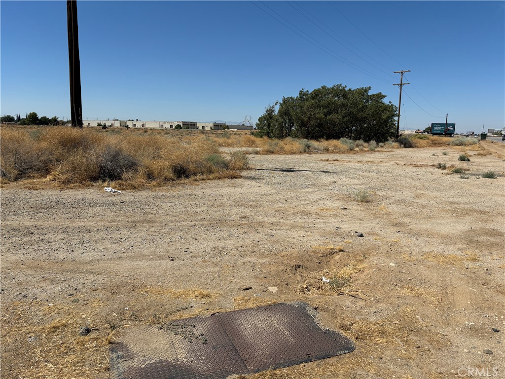 39227 Sierra Highway Property Photo 3