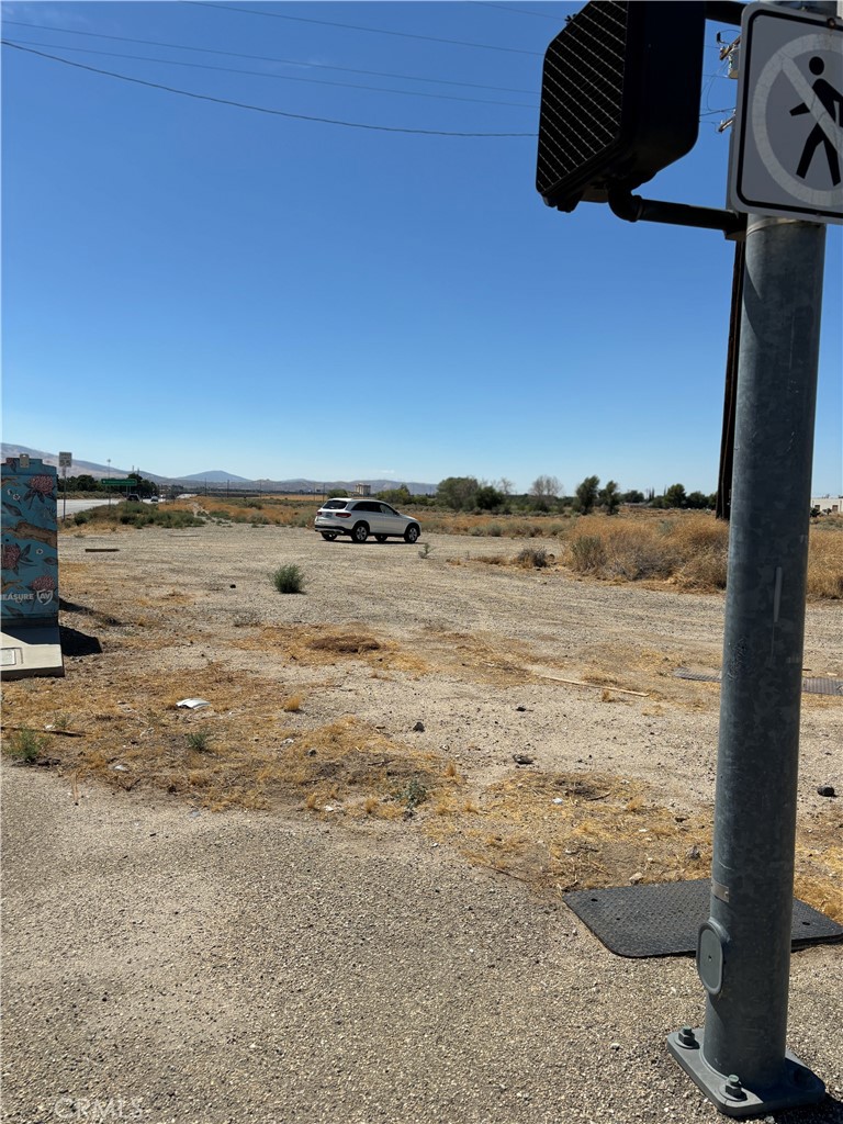 39227 Sierra Highway Property Photo 4