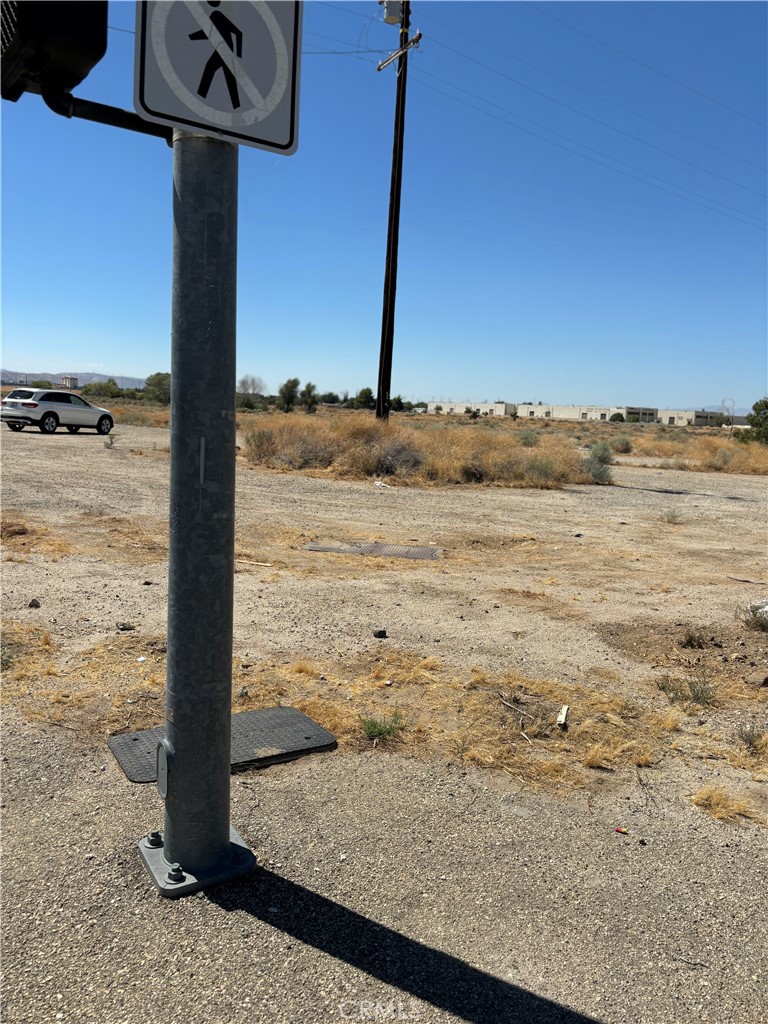 39227 Sierra Highway Property Photo 5
