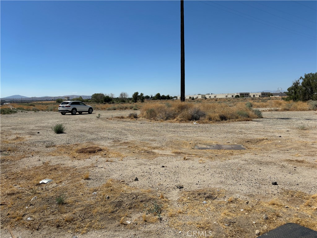 39227 Sierra Highway Property Photo 6