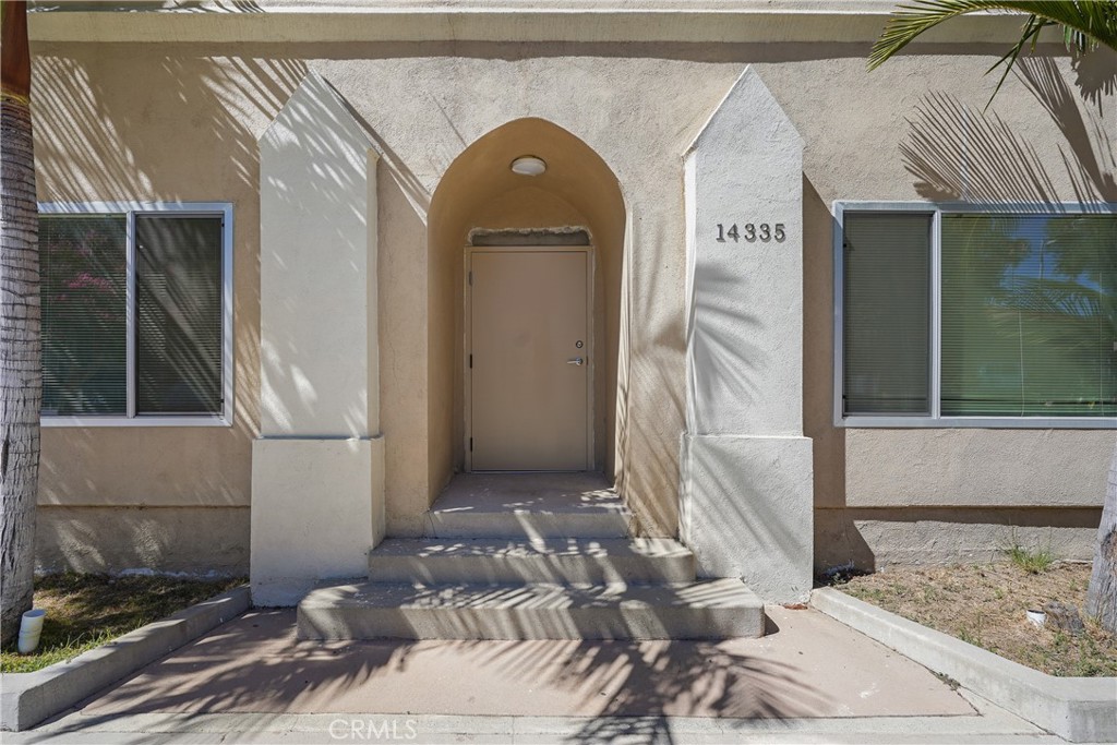 14335 Hamlin Street Property Photo 4