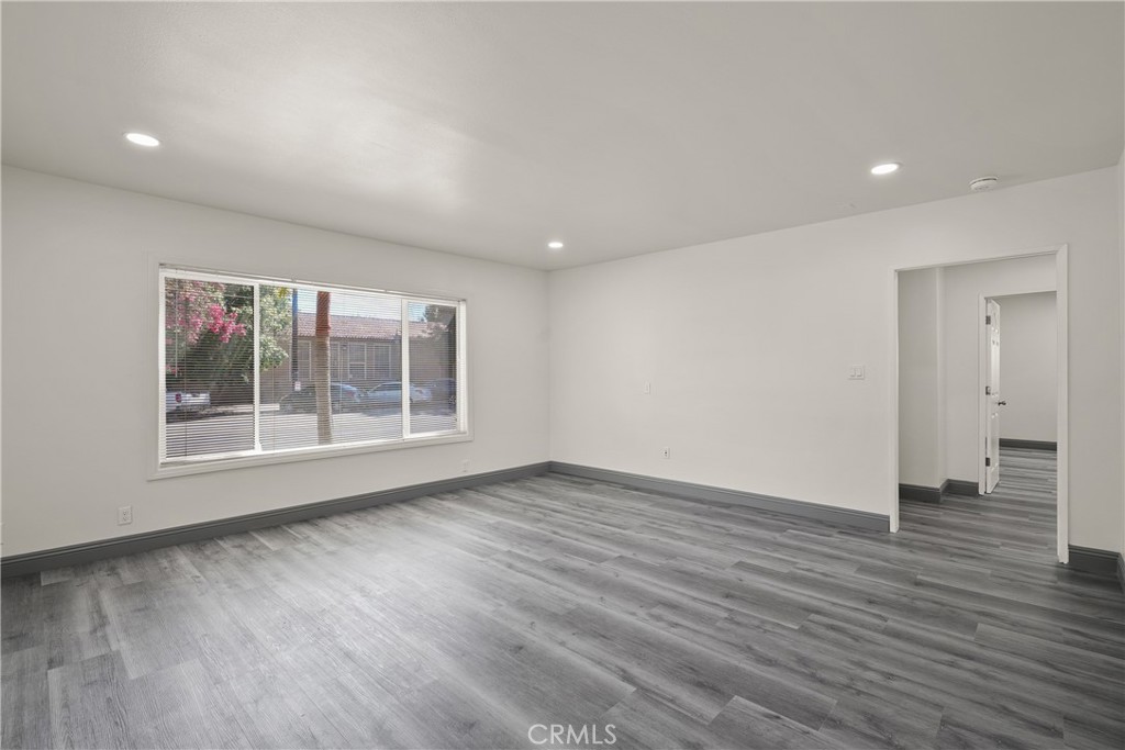 14335 Hamlin Street Property Photo 7