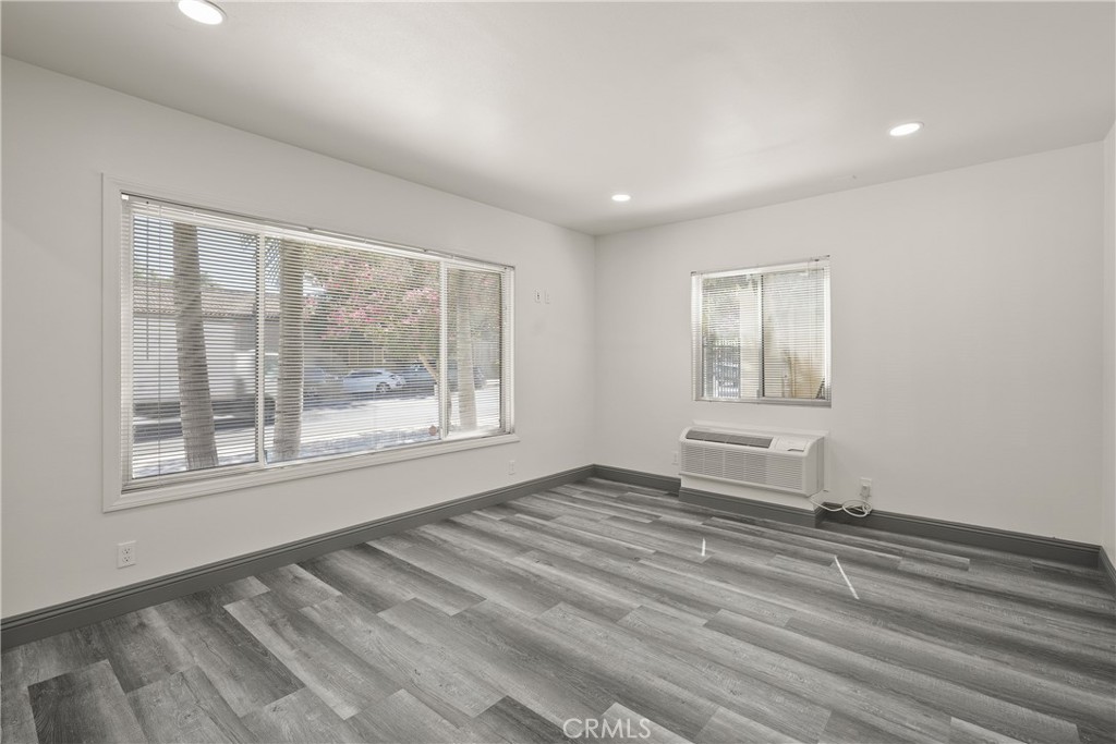 14335 Hamlin Street Property Photo 10